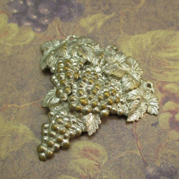 Grape Clusters REPOUSSE CONVERTIBLE Dress Clip~1930s Silver Grape Statement Clip - Picture 4 of 13